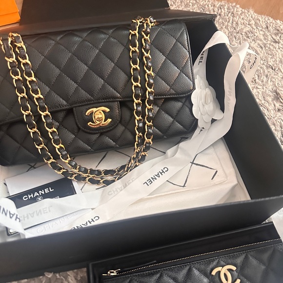 CHANEL Medium Caviar in GHW - Picture 2 of 11